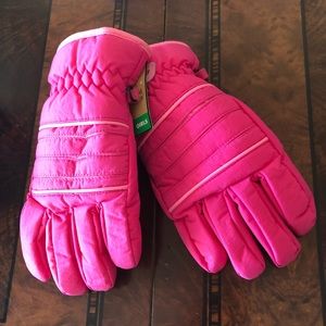 COPY - NWOT Kids’ snow mittens size 4